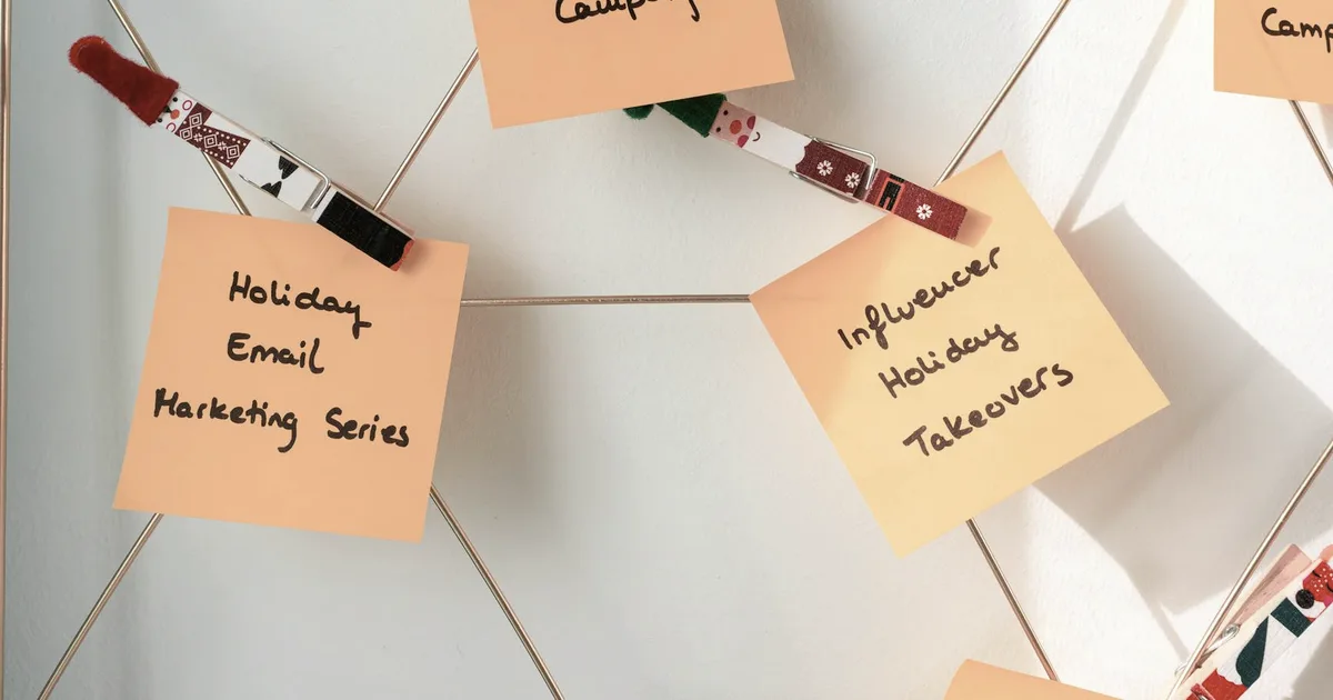 Notes adhésives manuscrites accrochées sur un panneau mural clair