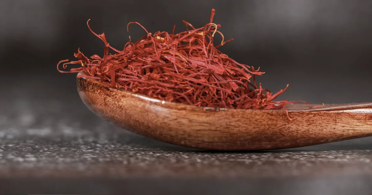 Filaments de safran séché dans une cuillère en bois