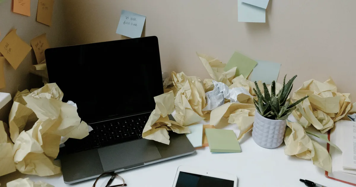 Bureau encombré de papiers et de notes, le désordre est un symptôme courant du TDAH adulte