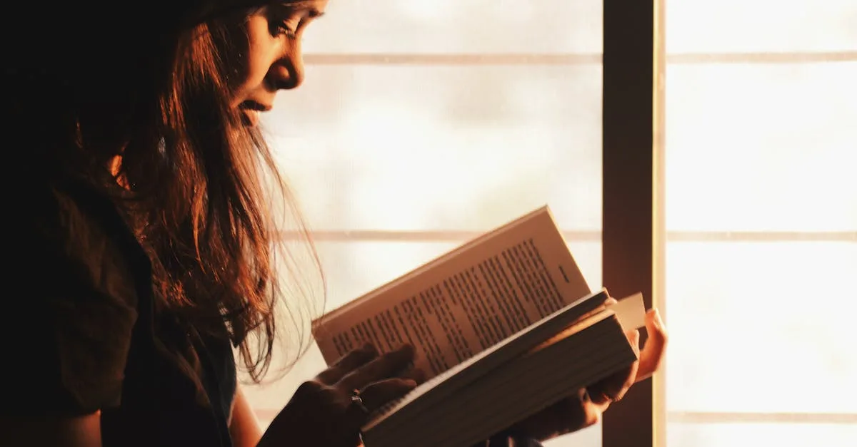 Personne lisant un livre près d'une fenêtre dans une lumière chaude et tamisée